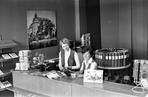 Personal i turistbyråns informationsdisk, 1970-tal