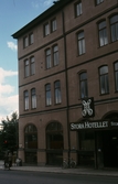 Stora hotellets entré, 1980-tal