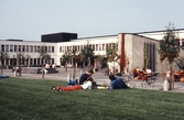 Studenter vilar utanför Universitetet, 1980-tal