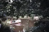 Färjan Wiktoria rors över Svartån i Stadsparken, 1980-tal