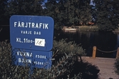 Informationskylt om färjetrafiken för färjan Wiktoria i Stadsparken, 1980-tal
