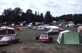 Bilar bland tält och husvagnar på Gustavsviks camping, 1970-tal