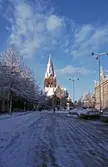Stortorgets snöfyllda parkering ses framför Nikolaikyrkan, 1980-tal