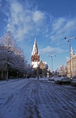Stortorgets snöfyllda parkering ses framför Nikolaikyrkan, 1980-tal