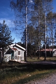 Två blå fritidshus i Hampetorps stugby, 1980-tal