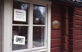 Information om skomakeriet i fönstret på Kungsstugan i Wadköping, 1989