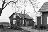 Gård med gäststuga, 1980-tal