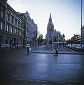Cykel och bilparkering på Stortorget framför Nikolaikyrkan, 1978