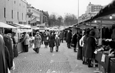 Många försäljare på Hindersmässan på Stortorget, 1970-tal