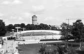 Vy över Gustavsviksbadet mot södra vattentornet, 1985