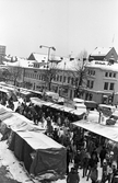 Välklädda besökare på Hindersmässan, 1985