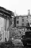 Rivningsmassa täcker gården på fastigheten Köpmangatan 4, 1985