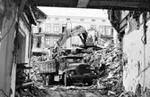 Lastbilsflaket fylls med rivningsmassa från fastigheten Köpmangatan 4, 1985