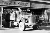 Lastbilen lämnar fastigheten Köpmangatan 4 med rivningsmassa, 1985