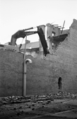 Grävmaskinen jobbar med rivningen av fastigheten Köpmangatan 4, 1985