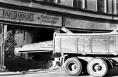 lastbilen lämnar fastigheten Köpmangatan 4 med rivningsmassa, 1985