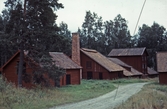 Flera byggnader vid rödfärgsverket i Dylta Bruk, 1984