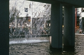 Domushuset på Stortorget sett genom fontänens vatten, 1980-tal