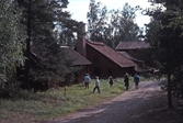 Besökare vid Rödfärgsverket i Dylta Bruk, 1980-tal