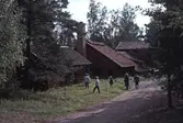 Besökare vid Rödfärgsverket i Dylta Bruk, 1980-tal