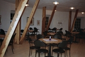 Cafémöblering under frilagda takstolar i Örebro slott efter nybyggnad, 1985