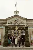 Samling på centralstationens trappa vid invigning av Mälarbanan, 1997-10-13