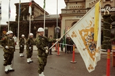 Regementet paraderar med sin fana vid invigning av Mälarbanan, 1997-10-13