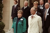 Landshövding Gerd Engman och Kung Karl XVI Gustaf lyssnar på tal vid invigning av Mälarbanan, 1997-10-13