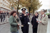 Polisinspektör Hasse Svensson visar vägen för media vid invigning av Mälarbanan, 1997-10-13