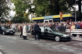 Kungens bil väntar vid invigningen av Mälarbanan, 1997-10-13