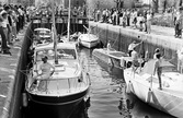 Besökare tittar på slussningen på Båtens dag, ca 1982