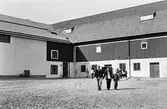 Besökare utanför stallet på Karlslunds herrgård, 1983