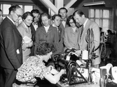 Journalister på studiebesök i skofabrik, 1954