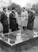 Besök vid Ramundeboda kyrkogård, 1954