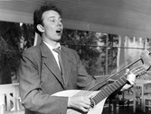 Trubaduren Gunde Johansson spelar i Krokbornsparken i Hällefors, 1954
