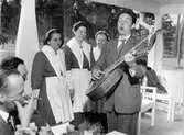 Trubaduren Gunde Johansson spelar på sin luta 1954