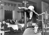 Journalister besöker gymnastikuppvisning, 1954