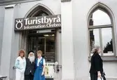 Stålfarfar utanför turistbyrån, 1984
