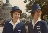 Turistvärdinnor framför Örebro slott, 1967