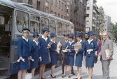 Turistvärdinnorna samlade framför buss, 1967