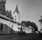 Nora kyrka höjer sig över Storgatan, före 1967