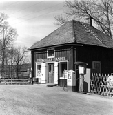 bensinpumpar och brevlåda vid Frösvidals handel, 1970-tal