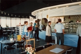 Lunchgäster vid serveringen på vattentornet Svampen, 1990