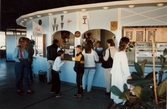 Besökare i kö vid serveringen på vattentornet Svampen, 1990