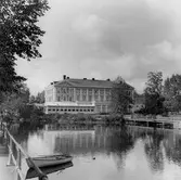 Roddbåt vi Svartån framför Frimurarelogen, 1970-tal