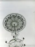 Huvudbyggningen i övre våningen. Takrosett i salongen.
Takrosett tryckta av mader pére 1828.
