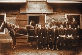 Kuskar vid Expressbyrån på Olaigatan, ca 1900