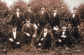 Nio skoarbetare varav två med arbetartidningen Socialdemokraten i handen, ca 1905