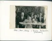 Gruppbild vid dukat bord