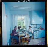 585/R Åtvidabergs Ind.

Stig och Valborg Holmgren ( född Leman) med sonen Hans ca 5 år gammal i familjens kök på Mossvägen 1 i Åtvidaberg, tidigt 1960-tal. Stig var fackligt aktiv och arbetade med möbeltillverkningen vid Facits industrier hela sitt liv, även Hans kom att arbeta hos Facit till fabriken lades ned 1975. 

Uppgifter genom Hans Holmgrens och dottern Frida Hjort  via e-post från Frida Hjort 2023-07-20 , efter att bilden publicerats på museets Facebook sida.